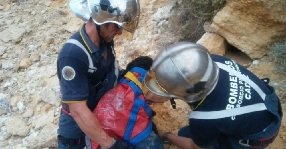 El impresionante rescate de un perrito que cayó por un acantilado a 30 metros de altura