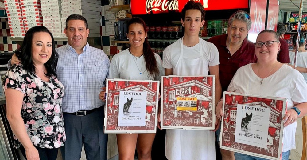 Pizzería pega en sus cajas fotos de animales perdidos para ayudarlos a volver con sus familias