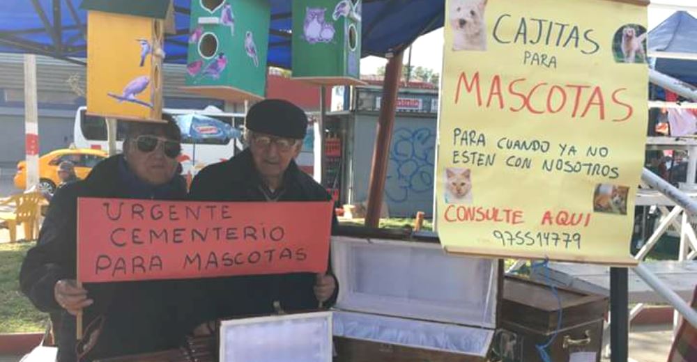 Un humilde abuelo se dedica a fabricar ataúdes para darle un último adiós digno a los perritos