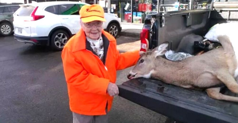 Anciana de 104 años se estrena como cazadora y posa orgullosa junto a su primer «trofeo»