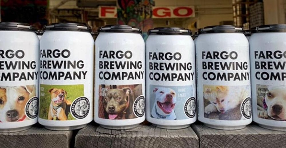 Las latas de cerveza con la mejor motivación para acoger a estos perritos que suplican un hogar