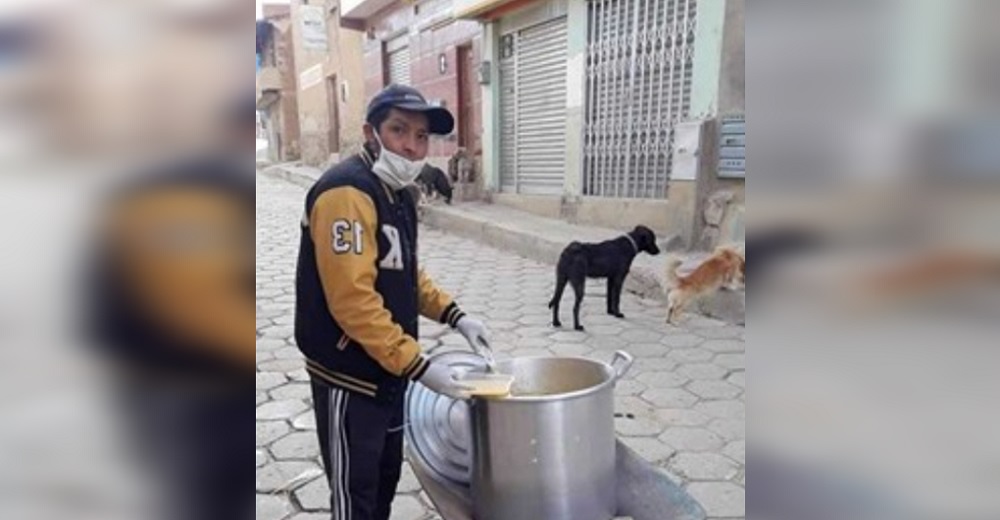 Captan a un humilde joven saliendo de su casa con una gran olla de sopa y se instala en la calle