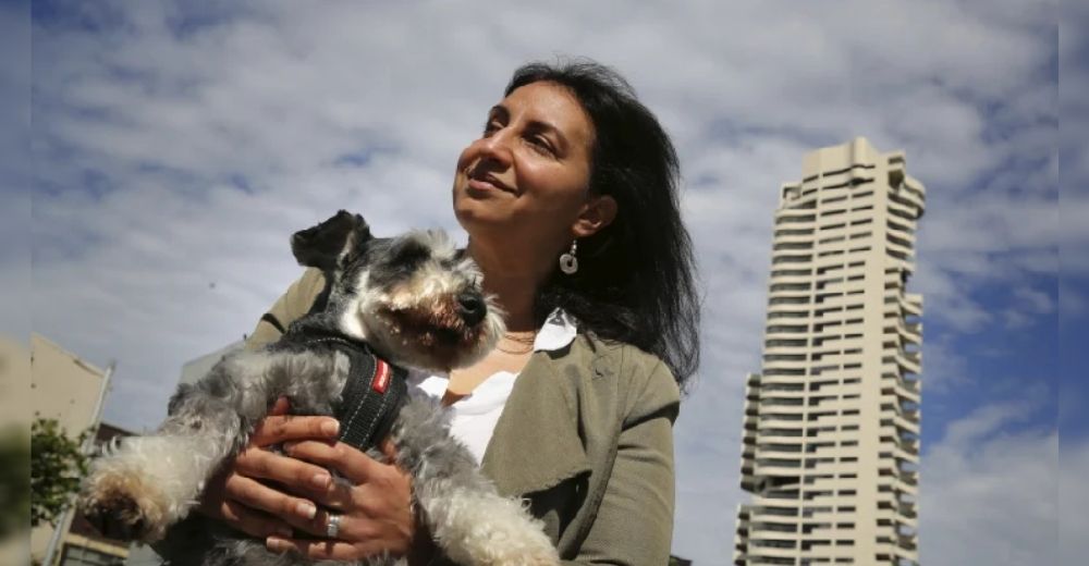 Indignada mujer lucha contra las leyes para que no la separaren de su perrito y gana la batalla