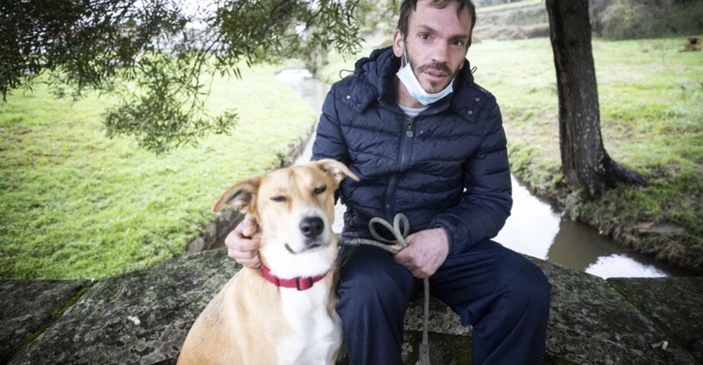 Hombre sin hogar enfermo se niega a cambiar a su perrita por el techo que salvará su vida