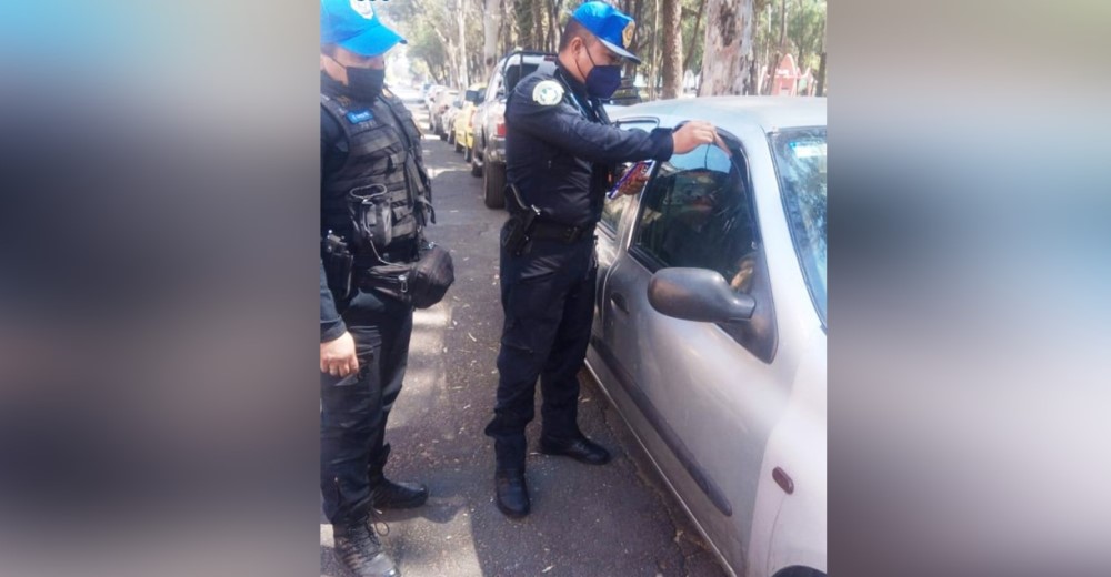 Los policías rescatan a un perrito encerrado en un auto tras ser alertados por los vecinos